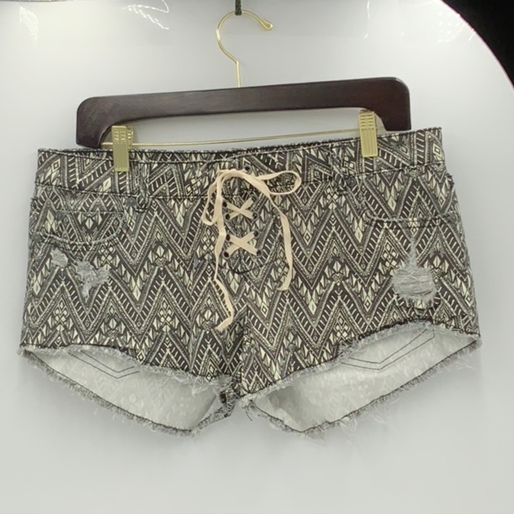 Billabong Black White Shorts 3” inseam Size 31
